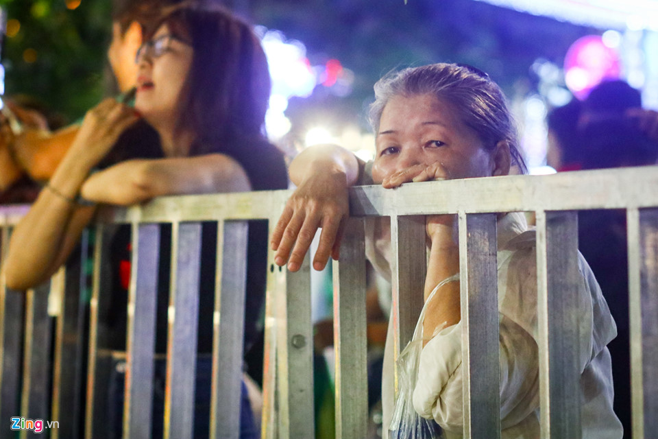 Nhiều người chờ đến khuya để xin hoa đêm bế mạc đường hoa Nguyễn Huệ